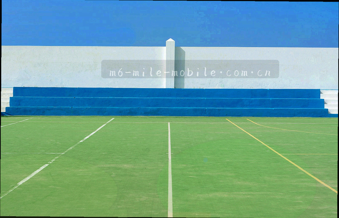 对角线构图的灯光球场，画面偏暗，运动员为远景剪影